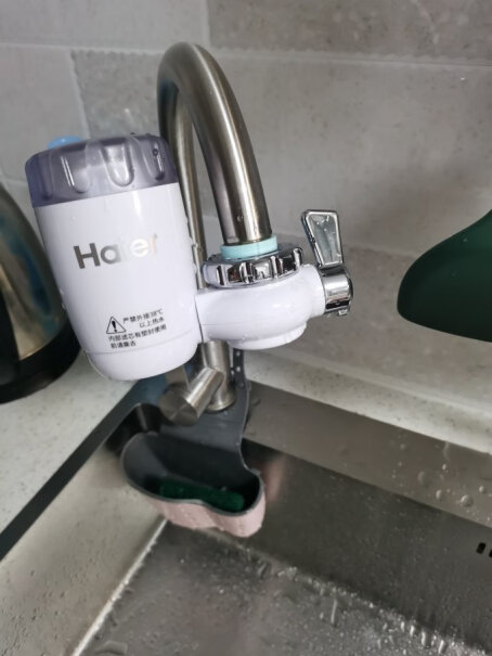海尔HT101-1水龙头净水器台式净水机家用厨房过滤器自来水你好滤心上的塑料得撕下吧？