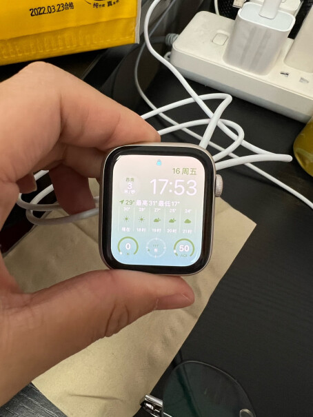 Apple Watch SE 2022款智能手表GPS款44毫米午夜色铝金属表壳午夜色运动型表带 M评测哪款功能更好,使用体验？