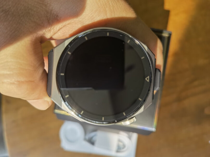 HUAWEIWATCHGT3PRO华为手表运动智能男士黑色硅胶和灰皮色哪个表带好看呀？