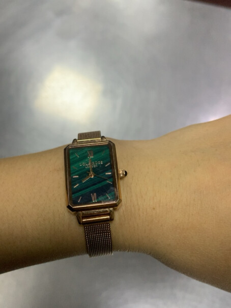 LolaRose手表女满天星英国时尚石英方形女士手表礼物请问大家这款是机械表还是电子表？