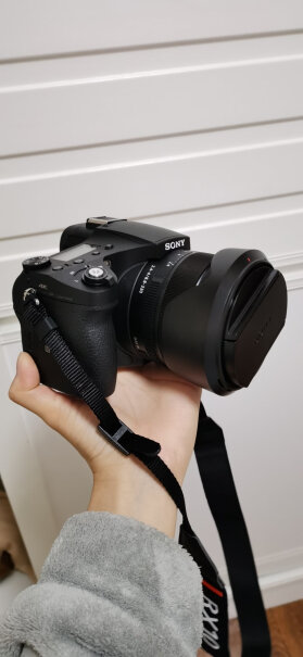 索尼DSC-RX10M3数码相机是蔡司镜头吗？官网没说。