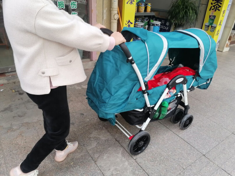 神马shinema轻便双胞胎婴儿推车可以一个躺着一个坐着吗？