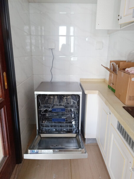 16套除菌独嵌两用全能舱洗碗机内壁水珠严重吗？