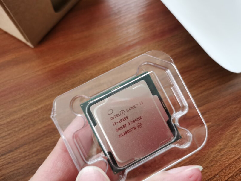 品牌+产品型号：Intel i3-10105 盒装CPU处理器原装散热器压得住么？风扇响不响？