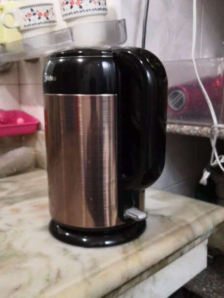 美的电水壶烧水壶电热水壶1.7L大容量304不锈钢双层防烫烧水有味吗？
