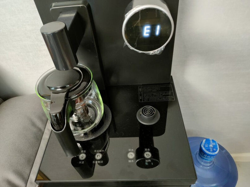 奥克斯茶吧机家用饮水机带遥控器的么这个饮水机？
