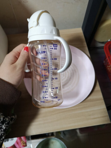 利其尔儿童吸管杯200ml的水杯冲200ml的奶粉，充好大约230左右，能晃动开吗，能容得下吗？