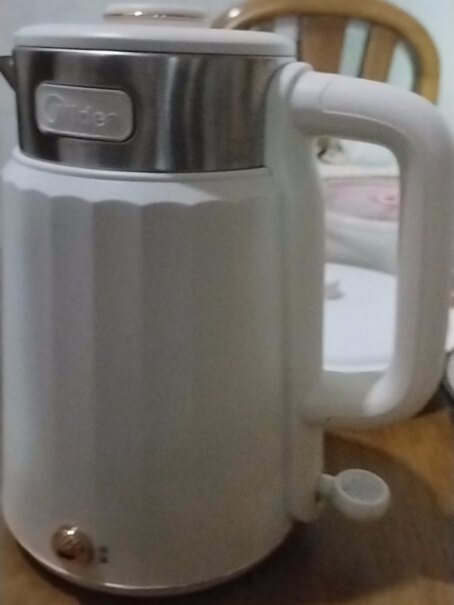 美的电水壶热水壶电热水壶双层防烫1.5L容量家用请问大家，这款水壶的盖子紧吗，倒水会漏水吗？质量如何？跪求真实回答感谢！？