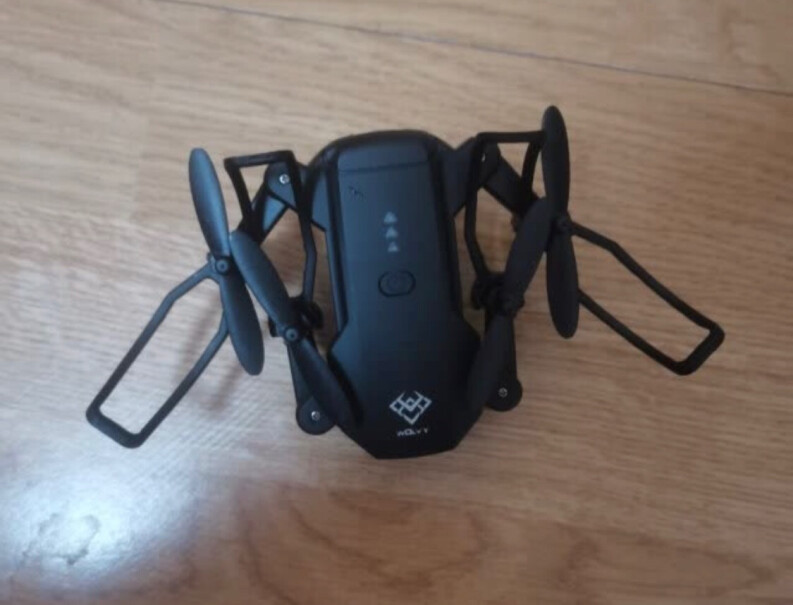 雅得遥控飞机无人机高清实时航拍智能定高折叠四轴飞行器男孩玩具我这个是不是没有电池？
