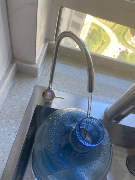 A.O.史密斯家用净水器请问这个净水器放在橱柜里噪音大吗？