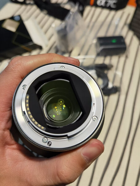 腾龙A058 35-150mm F/2-2.8 Di III VXD变焦镜头我的腾龙 1728 发现前镜片与边框的部分有类似溢胶的情况，请问你们的17-28 ，有这个情况吗？