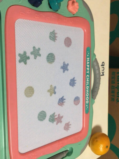 铭塔超大号磁性儿童画板玩具男孩女孩婴儿宝宝粉笔是无尘的吗？对2岁半小孩好吗？
