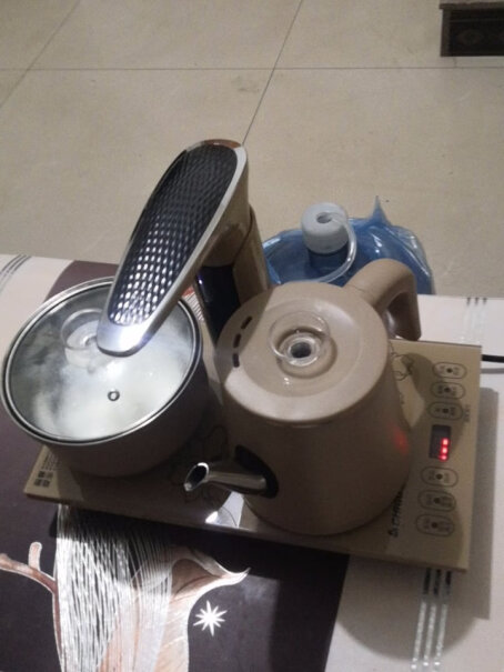 志高电热水壶304不锈钢亲们，壶里面底座有硅胶与水接触吗？