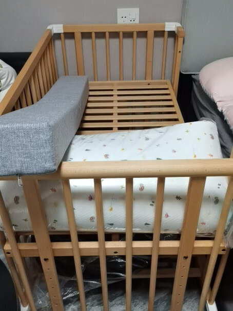 京造京东自有品牌实木婴儿床请问送盖子吗？加个盖子是不是更好点？！