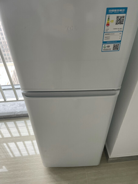 新飞96升冷藏冷冻转换迷你家用冰柜小冷柜一级能效右侧散热孔距离墙面要留少距离呢？可以紧贴墙么？
