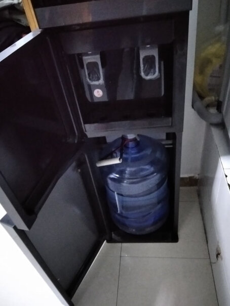 美菱饮水机下置式家用立式温热型18.9升的水桶可以放下么？