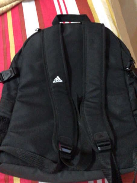 阿迪达斯ADIDAS双肩包适合短期出差，装两三套衣服吗？