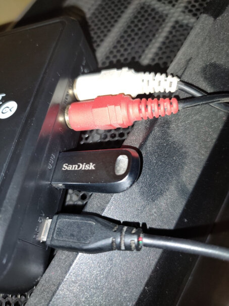 毕亚兹USB声卡Y27有一个Hdmi口接一个屏，这个可以再挂另外一个同时使用么？