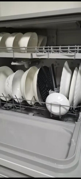 松下洗碗机家用台式易安装独立加热烘干洗碗机里面有塑料味道吗？