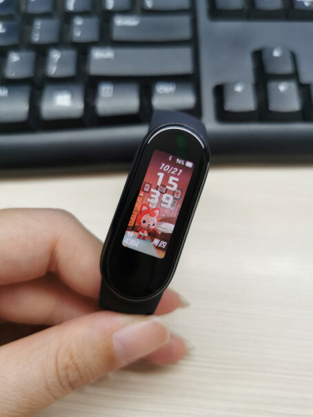 小米手环5 NFC 石墨黑刚收到的手环怎么开机呀？