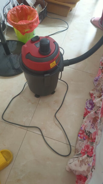 吸尘机吸尘器吸水扬子无线干湿车载家用请问在家里面能用吗？是不是用家用电源哦！？