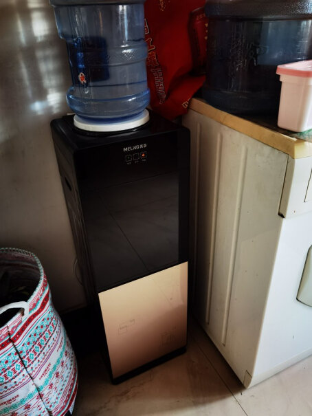 美菱饮水机立式家用温热型有没有塑料味？