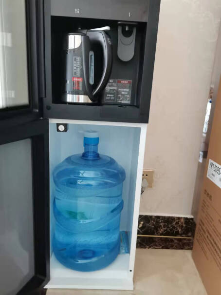 美的饮水机京东请问这款饮水机是几个滤芯过滤？另外，下面那个水桶是自带的吗？