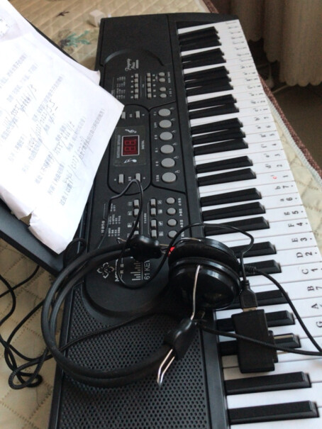 莫森mosenBD-668R倾城红便携式61键多功能电子琴带踏板的吗？