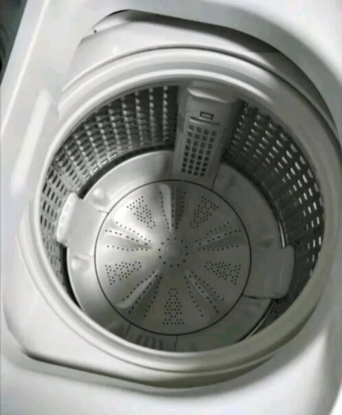 海尔租房神器波轮洗衣机全自动你们洗完衣服后，洗衣机内筒底下和洗衣机底夹层中有没有水？
