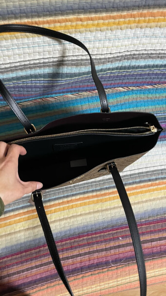 蔻驰COACH大家收到的包包，五金和手提袋都有包膜包装吗？