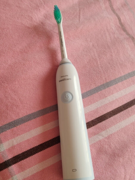 飞利浦电动牙刷充电式成人声波震动米白色电动牙刷HX3216为啥插上去缝隙那么大呢？