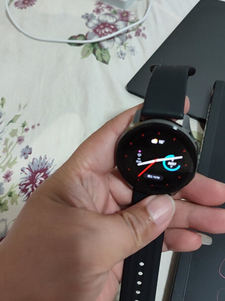 OnePlus 智能户外手表有没有自动黑屏怎么按也不亮屏的情况，过一会就好了？