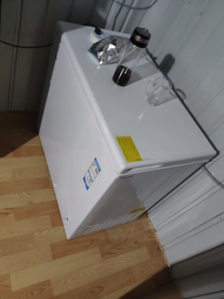 海尔202升家用冷藏冷冻转换冰柜已经安装好了，正常的。问一个，掩了盐的肉能不能直接装在冷柜里面？