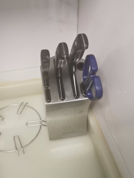 厨房置物架适用不同大小刀具底部漏水孔大的是那款？