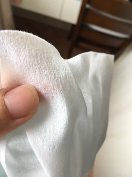 棉柔世家婴儿棉柔巾一次性洗脸巾纯棉干湿两用抽纸平纹湿水之后水面有一层白色的东西吗？