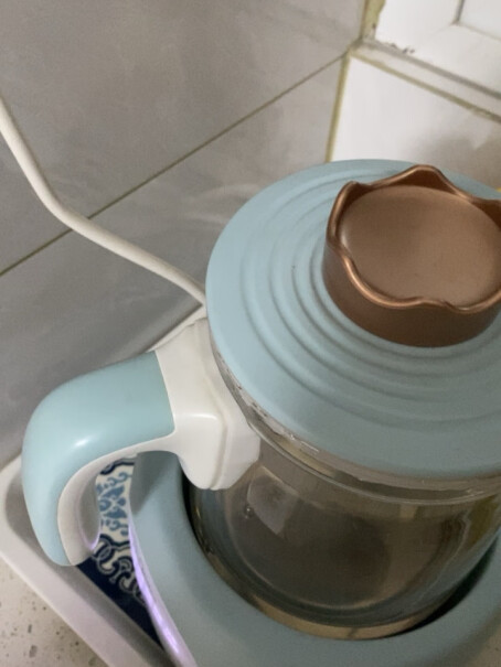 美的婴儿恒温水壶调奶器热奶器1.2L倒水的时候盖子松动吗？会掉下来吗？