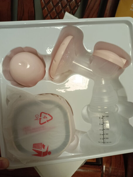 新贝电动吸奶器带哺乳灯乳头皲裂了，可以用吸奶器吸出来，奶瓶喂给宝宝吗？