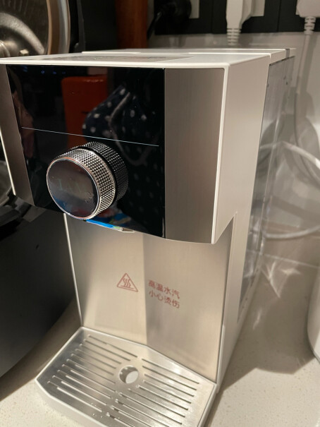 IAM即热式饮水机小型桌面台式迷你全自动智能即热饮水机接热水有没有异味？