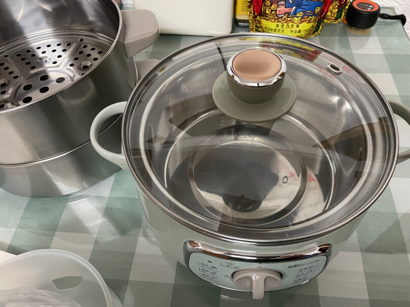 小熊电蒸锅蒸锅电请问各位买家，这款锅，蒸东西时蒸汽大了锅盖儿会呱嗒呱嗒的震动吗？
