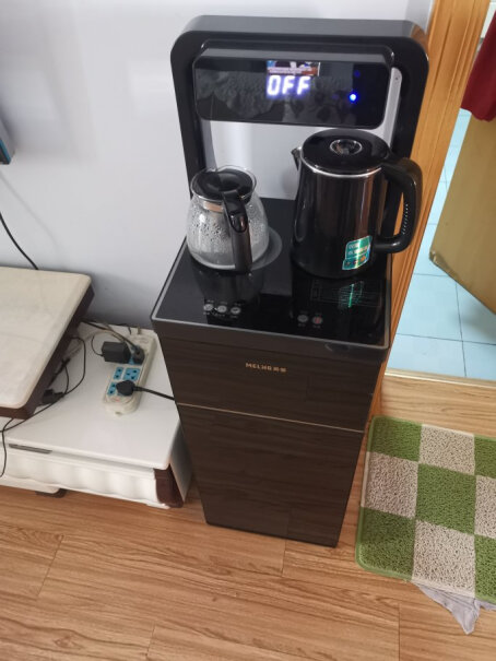 美菱饮水机立式家用茶吧机智能速热开水机这个饮水机背后是不是有点单薄啊，还是银的一点都不协调？