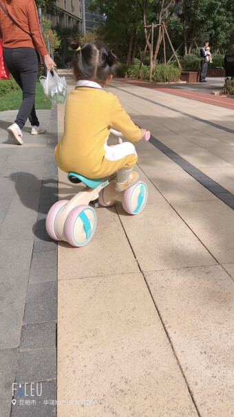 乐的儿童平衡车学步车可坐可滑行防侧翻减震降噪滑步车小黄鸭滑的时候，脚会不会碰到后轮？