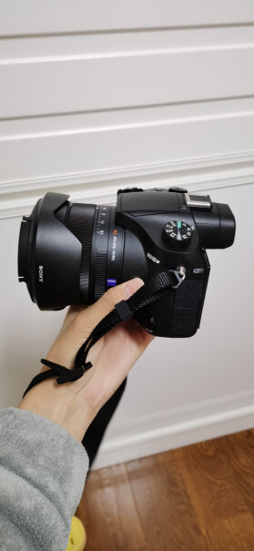 索尼DSC-RX10M3数码相机RX10M4是全幅机吗？