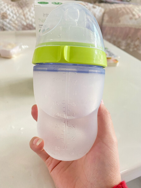 可么多么comotomo这个奶瓶带把手吗？
