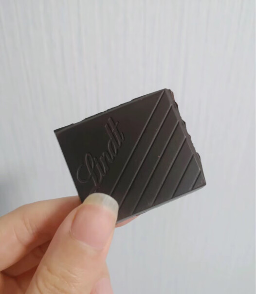 瑞士莲 Lindt 85%可可黑巧克力100g纠结怎么样？独家揭秘评测？