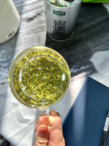 乐品乐茶 特级毛尖绿茶 2023新茶明前春茶请问有没有色素？泡出的水是不是很绿？