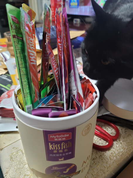 麦富迪 猫条冻干猫零食湿粮猫罐头这个桶装的桶上的封条是打开的吗？