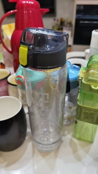 富光塑料杯 艾扬黑色 850ml这款杯子有没有滤网？