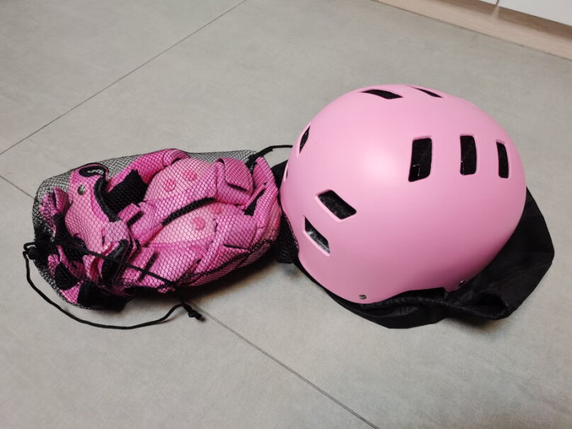 京东京造儿童轮滑护具 S这个头盔怎么样，头盔跟护具会褪色吗？