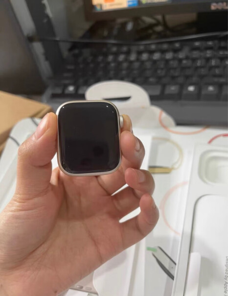 Apple Watch S9 智能手表GPS款星光色请问星光色的表盘是银色的吗？