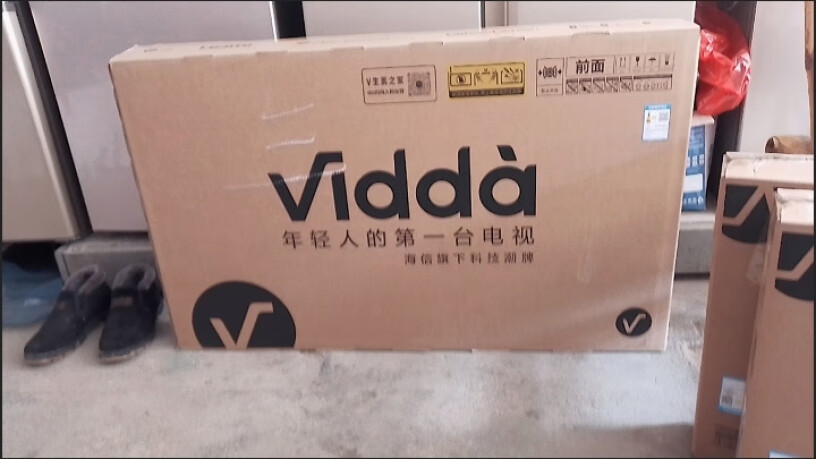 ViddaVidda 32V1F-R我问下这型号你们的电视电源插头插电后，窗口亮电源指示灯不？我这机子不亮电源指示。？